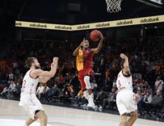 东契奇赛点兑现，拜仁慕尼黑淘汰北京首钢晋级四强，主帅激动落泪